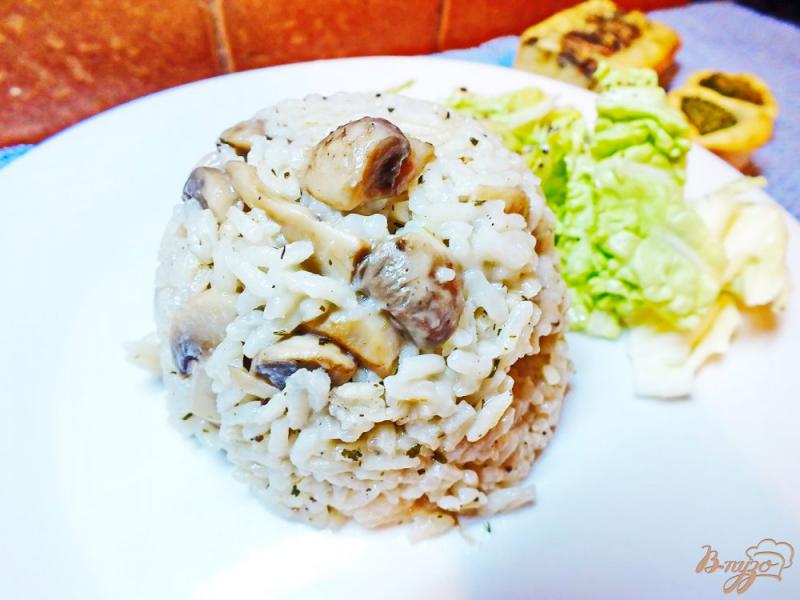 Фото приготовление рецепта: Рис с грибами и соевым соусом шаг №4