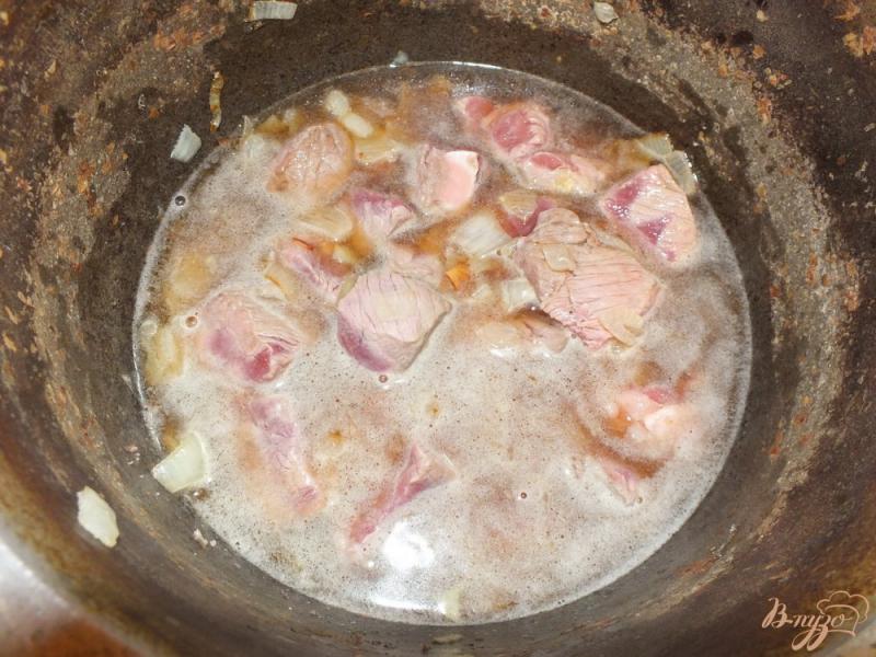 Фото приготовление рецепта: Плов из говядины с соевым соусом шаг №4