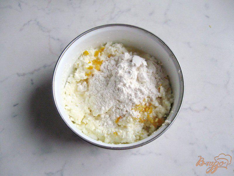 Фото приготовление рецепта: Сырники с апельсином шаг №4