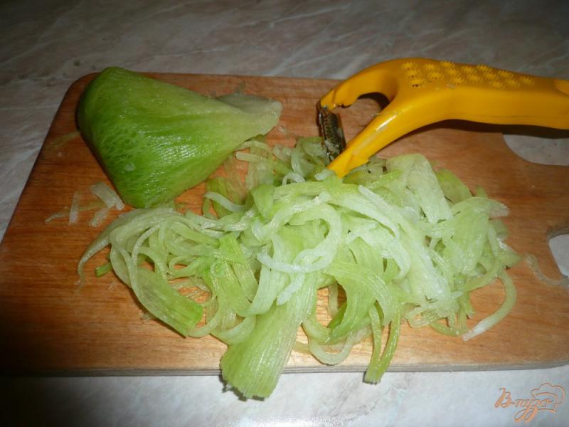Фото приготовление рецепта: Салат из зеленой редьки шаг №3