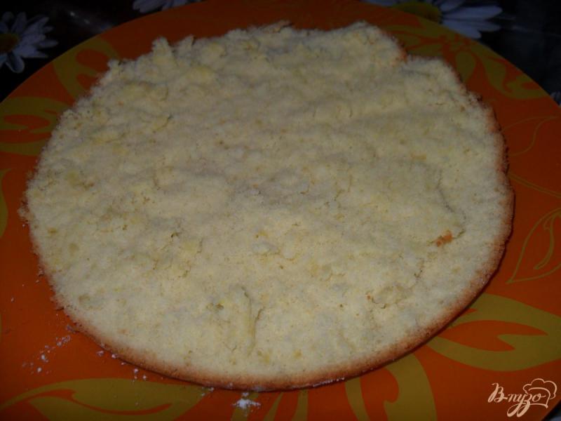 Фото приготовление рецепта: Бисквитный торт со сметанным кремом с вареньем шаг №4