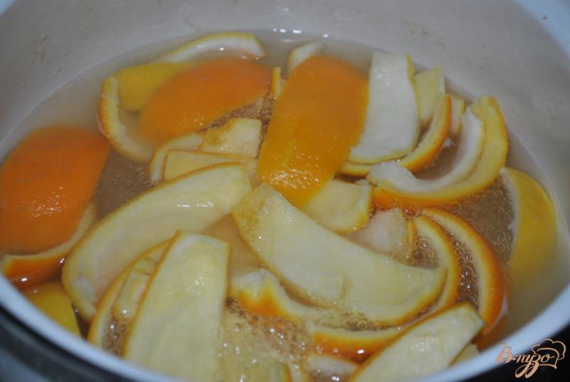 Фото приготовление рецепта: Конфеты из апельсиновых корочек с шоколадом шаг №3