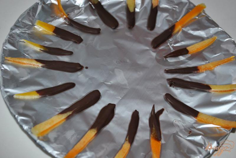Фото приготовление рецепта: Конфеты из апельсиновых корочек с шоколадом шаг №9