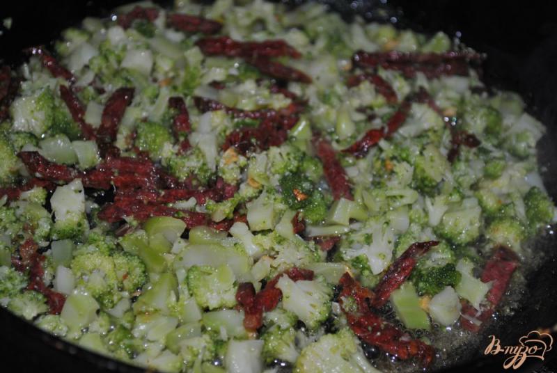 Фото приготовление рецепта: Макароны с брокколи и колбасой шаг №8