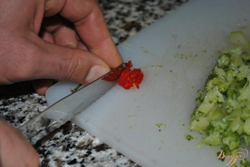Фото приготовление рецепта: Макароны с брокколи и колбасой шаг №6