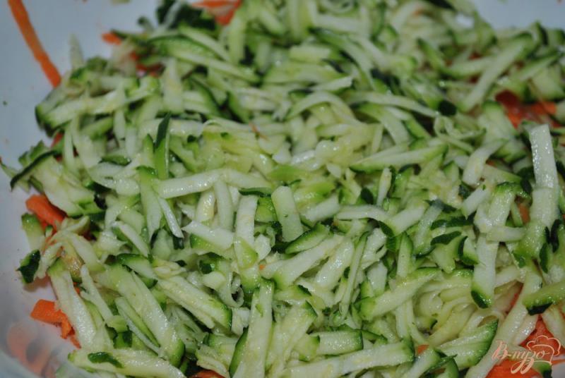 Фото приготовление рецепта: Овощной салат с цукини шаг №2