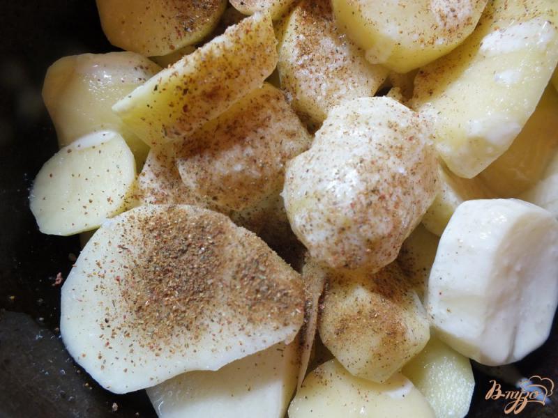 Фото приготовление рецепта: Острый картофель с тимьяном под сыром шаг №3