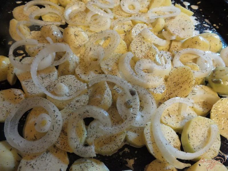 Фото приготовление рецепта: Острый картофель с тимьяном под сыром шаг №5