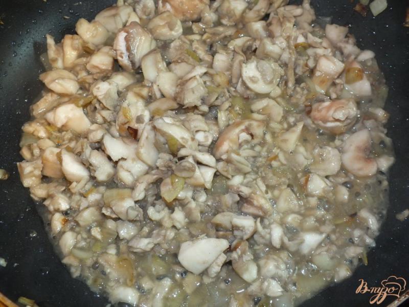 Фото приготовление рецепта: Пирожки с грибами и крурицей из лаваша шаг №4