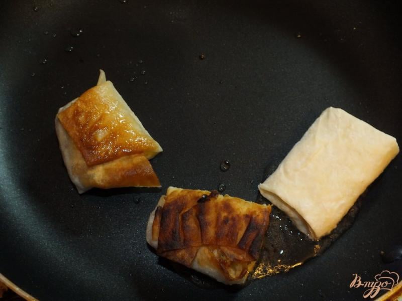 Фото приготовление рецепта: Пирожки с грибами и крурицей из лаваша шаг №10