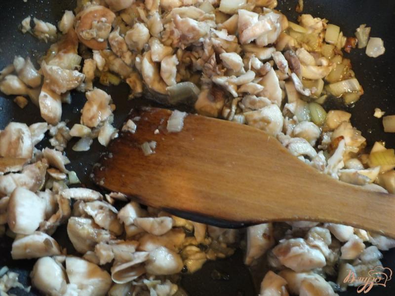 Фото приготовление рецепта: Пирожки с грибами и крурицей из лаваша шаг №3