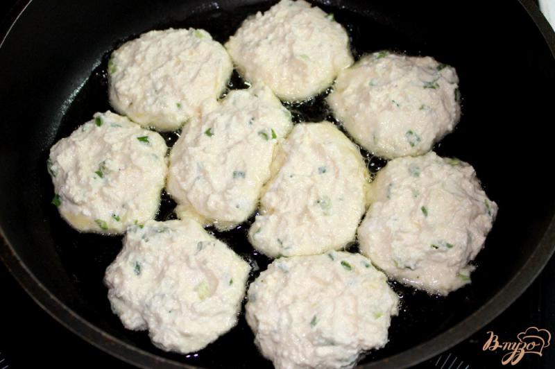Фото приготовление рецепта: Сырники с зеленым луком шаг №5