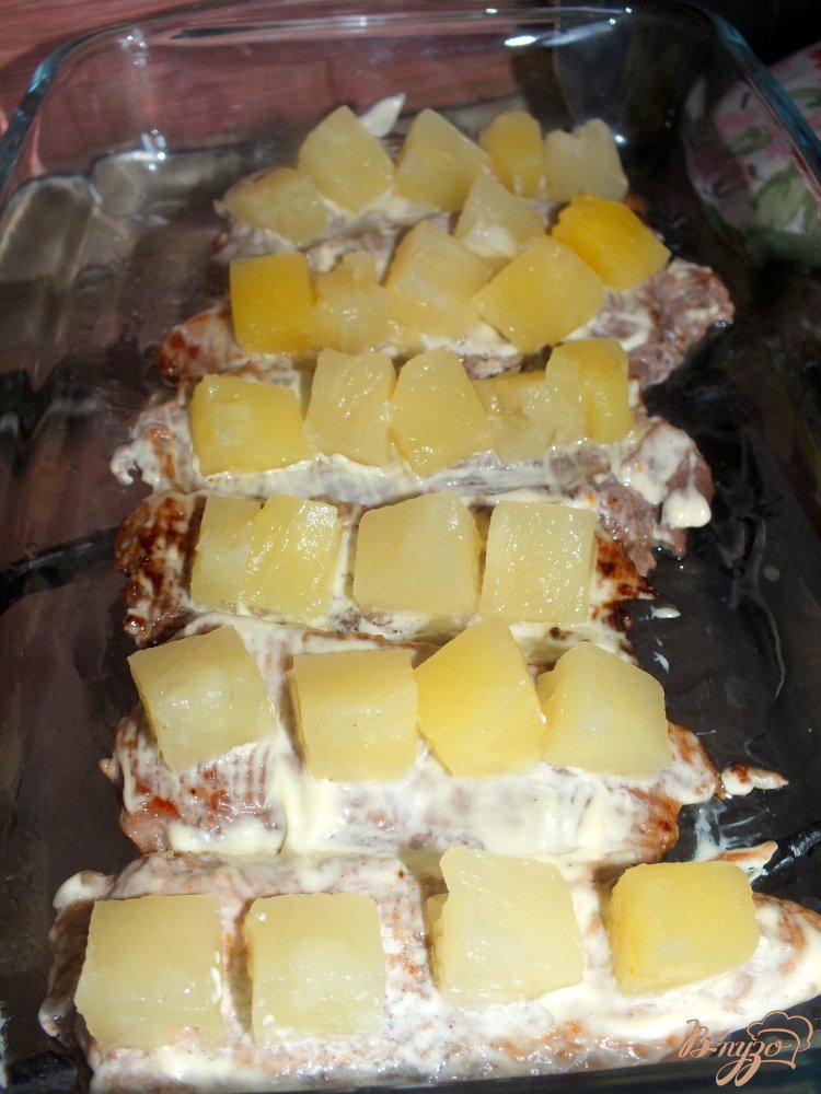 Фото приготовление рецепта: Отбивные из свинины с ананасом и сыром шаг №3