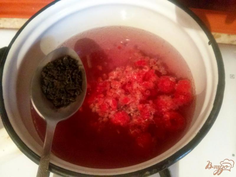 Фото приготовление рецепта: Имбирно-малиновый чай шаг №2
