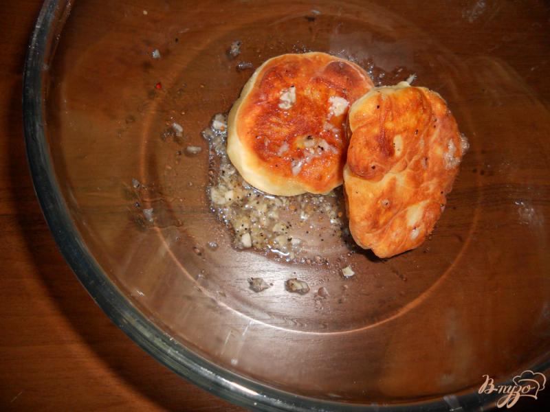Фото приготовление рецепта: Пирожки с картофелем и чесноком шаг №4
