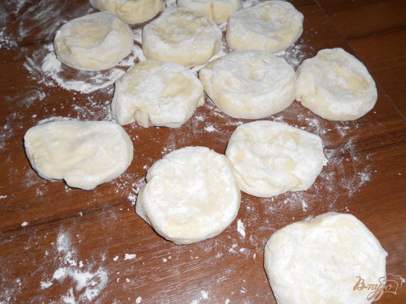 Фото приготовление рецепта: Пирожки с картофелем и чесноком шаг №2