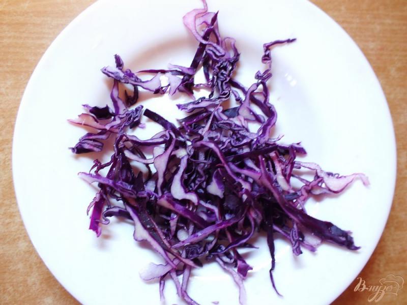 Фото приготовление рецепта: Салат из краснокачанной капусты с отварной кукурузой шаг №1