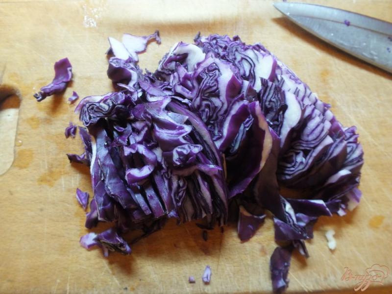Фото приготовление рецепта: Салат из капусты с черносливом шаг №2