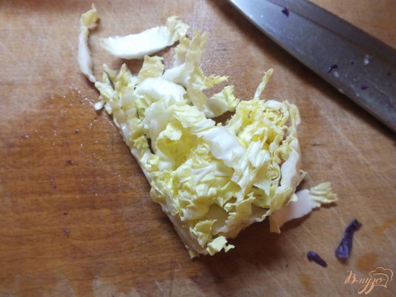 Фото приготовление рецепта: Салат из капусты с черносливом шаг №3