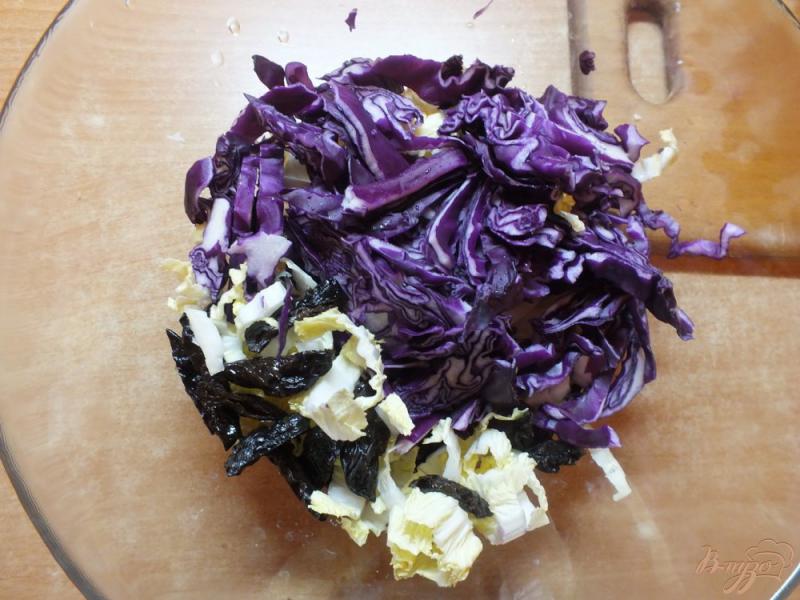 Фото приготовление рецепта: Салат из капусты с черносливом шаг №5
