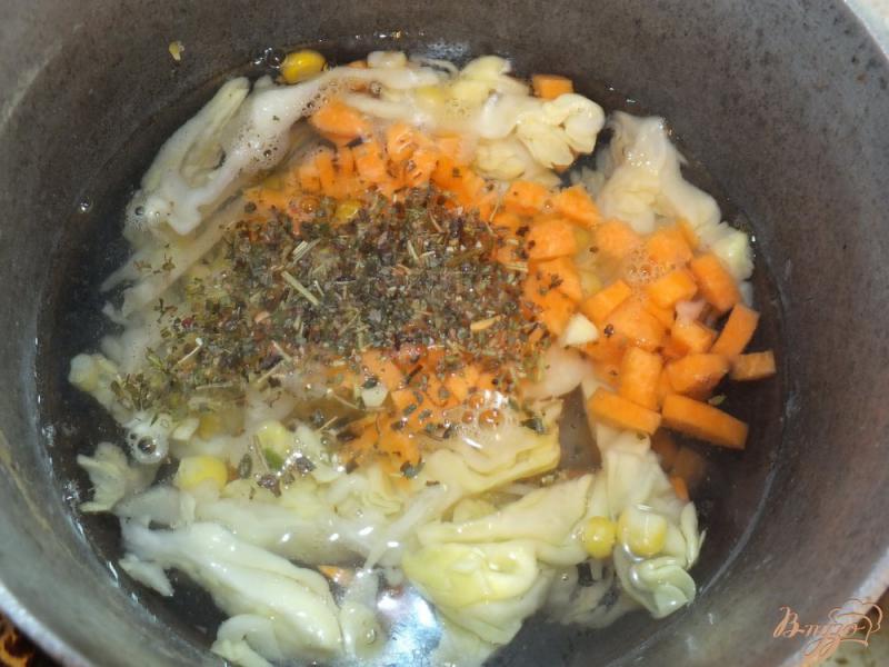 Фото приготовление рецепта: Суп из кукурузы с капустой и морковью шаг №4