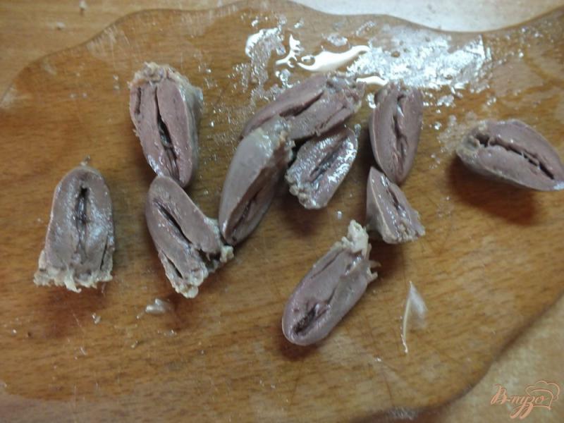Фото приготовление рецепта: Салат из куриных сердечек с гренками шаг №4