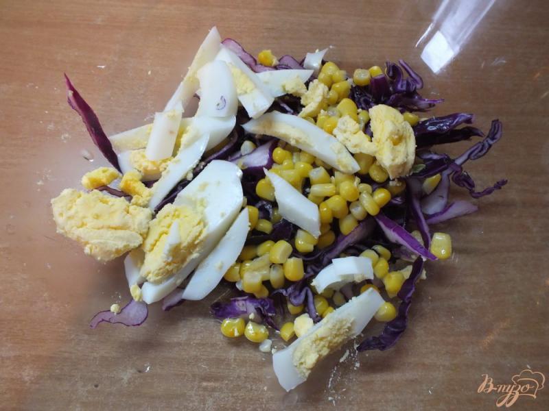 Фото приготовление рецепта: Салат из фиолетовой капусты с яйцом шаг №3