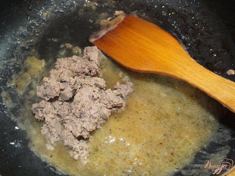 Фото приготовление рецепта: Картофель под печеночным соусом шаг №8