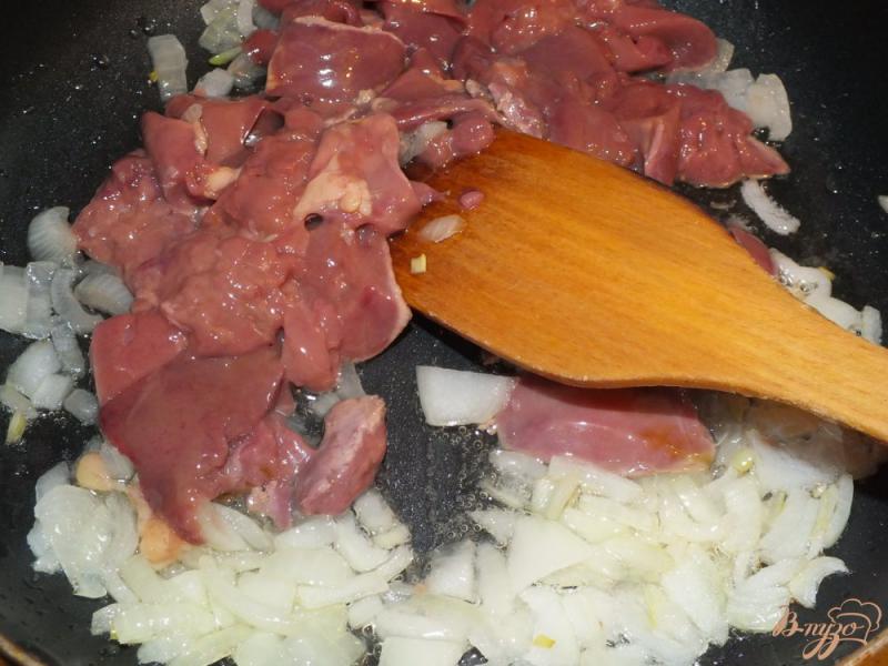 Фото приготовление рецепта: Картофель под печеночным соусом шаг №2