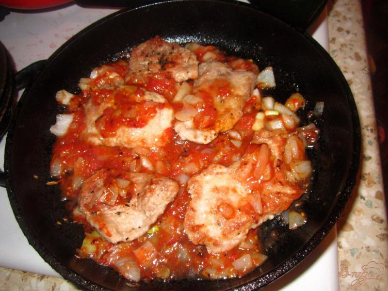 Фото приготовление рецепта: Свиные отбивные в томатном соусе шаг №5