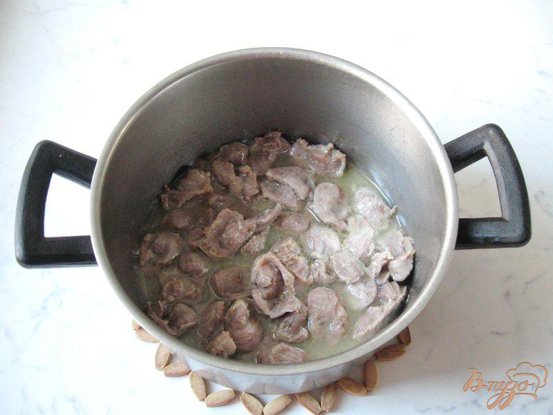 Фото приготовление рецепта: Куриные желудки с рисом шаг №4