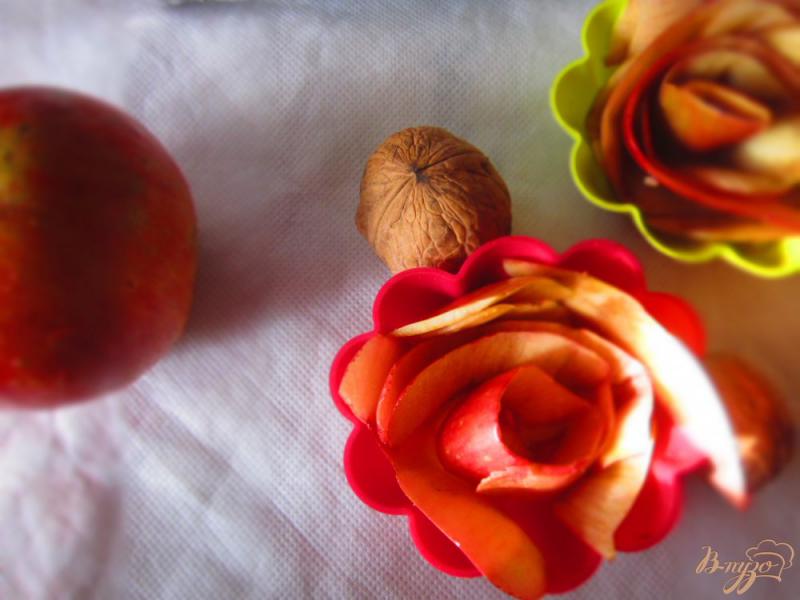 Фото приготовление рецепта: Пирог «Яблочные розы» шаг №6
