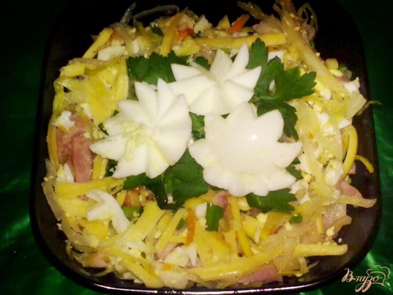 Фото приготовление рецепта: Салат из квашеной капусты с яйцом и грудинкой шаг №6