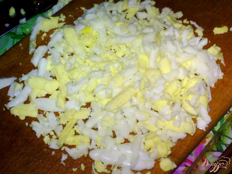 Фото приготовление рецепта: Салат из квашеной капусты с яйцом и грудинкой шаг №5