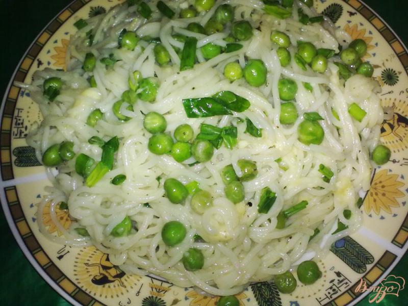 Фото приготовление рецепта: Спагетти с зеленым горошком шаг №5