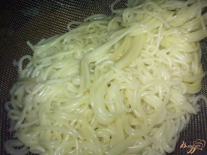 Фото приготовление рецепта: Спагетти с зеленым горошком шаг №1