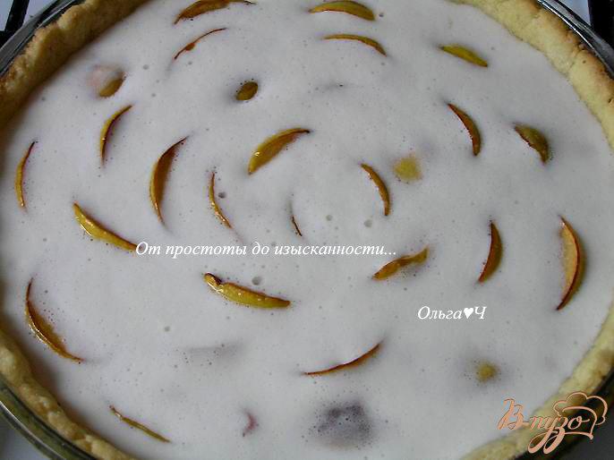 Фото приготовление рецепта: Пирог с айвой и калиной шаг №6