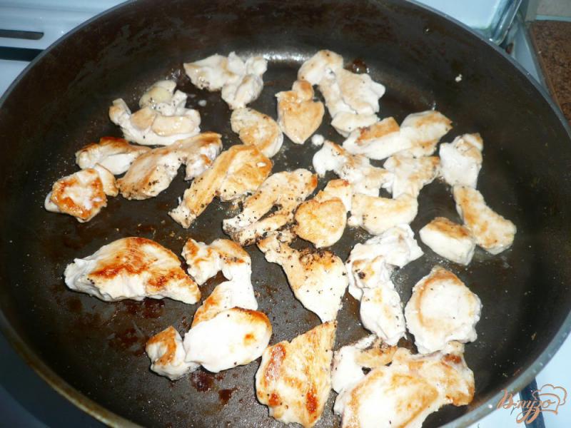 Фото приготовление рецепта: Куриная грудка тушеная с кабачком шаг №5
