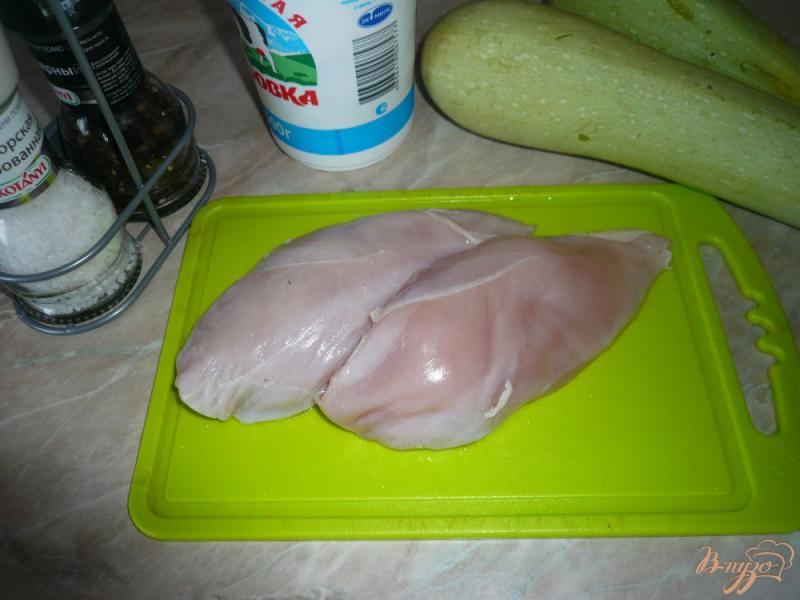Фото приготовление рецепта: Куриная грудка тушеная с кабачком шаг №1