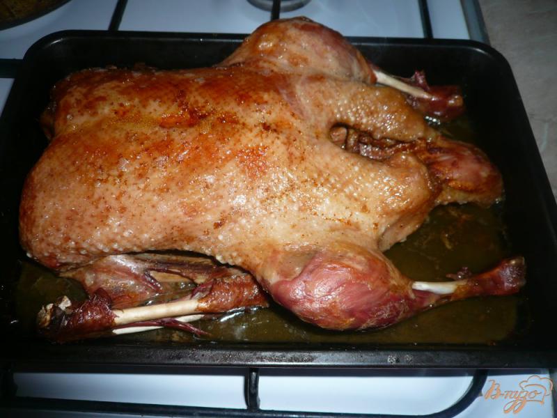 Фото приготовление рецепта: Утка запеченная в духовке целиком шаг №7