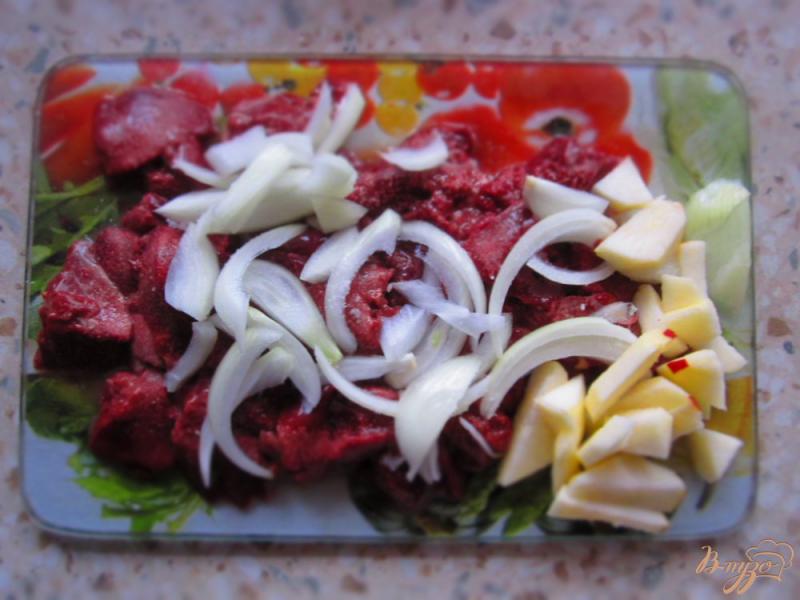 Фото приготовление рецепта: Теплый салат из куриной печени и яблок шаг №1