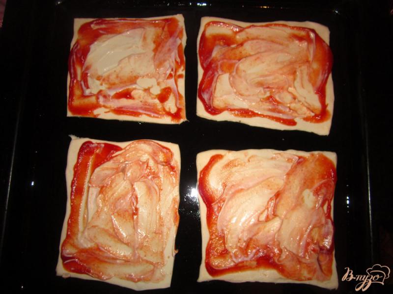 Фото приготовление рецепта: Пицца с грибами на слоеном тесте шаг №4