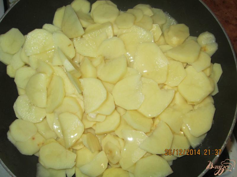 Фото приготовление рецепта: Жареная картошка с яйцом, луком и чесноком шаг №1