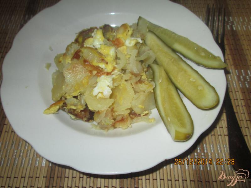 Фото приготовление рецепта: Жареная картошка с яйцом, луком и чесноком шаг №5