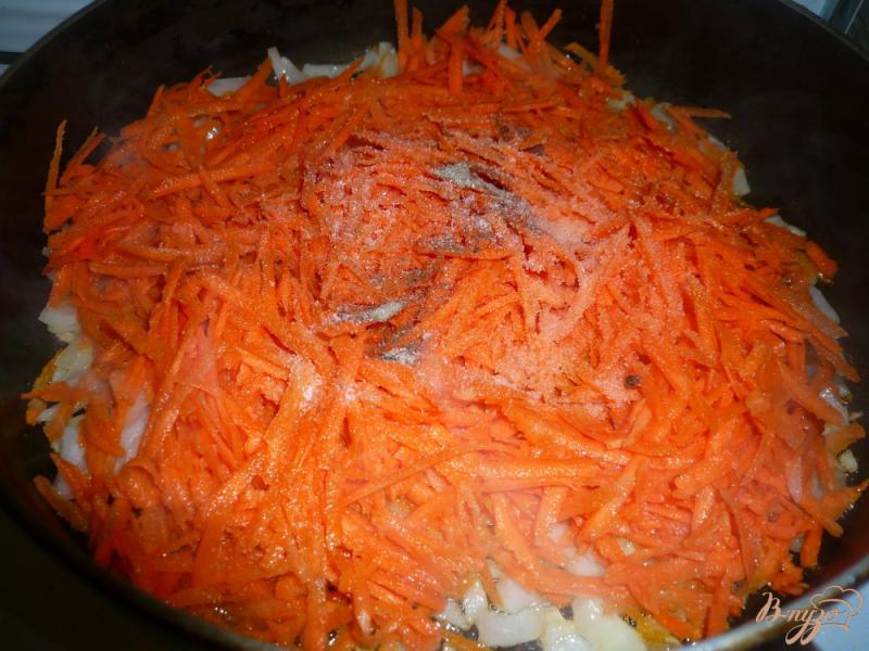 Фото приготовление рецепта: Перловая каша с луком и морковью шаг №3