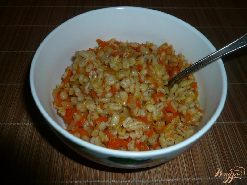 Фото приготовление рецепта: Перловая каша с луком и морковью шаг №5