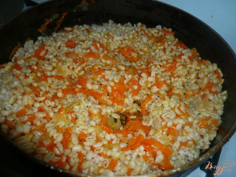 Фото приготовление рецепта: Перловая каша с луком и морковью шаг №4