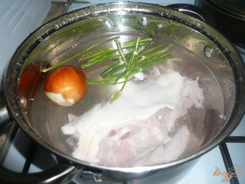 Фото приготовление рецепта: Щи на курином бульоне с луком пореем шаг №2