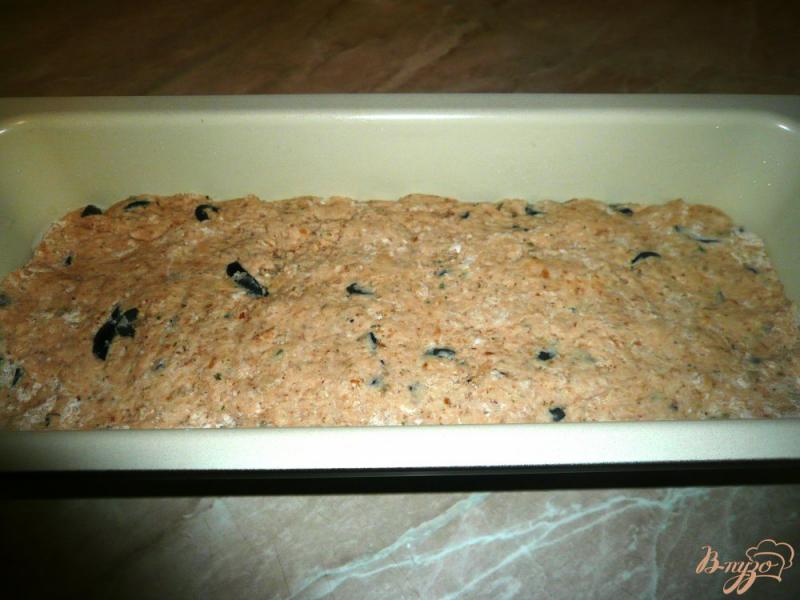 Фото приготовление рецепта: Томатный хлеб с овсяными хлопьями и маслинами шаг №11