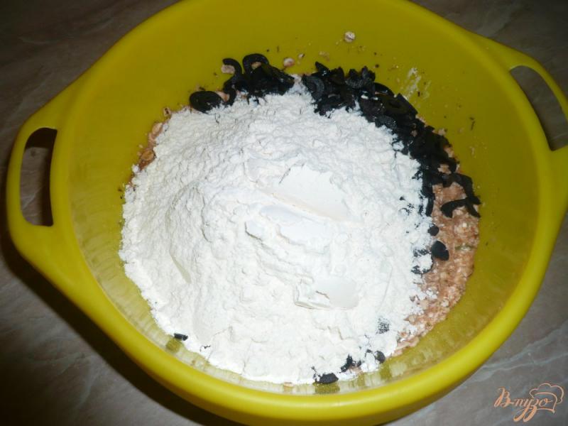 Фото приготовление рецепта: Томатный хлеб с овсяными хлопьями и маслинами шаг №9